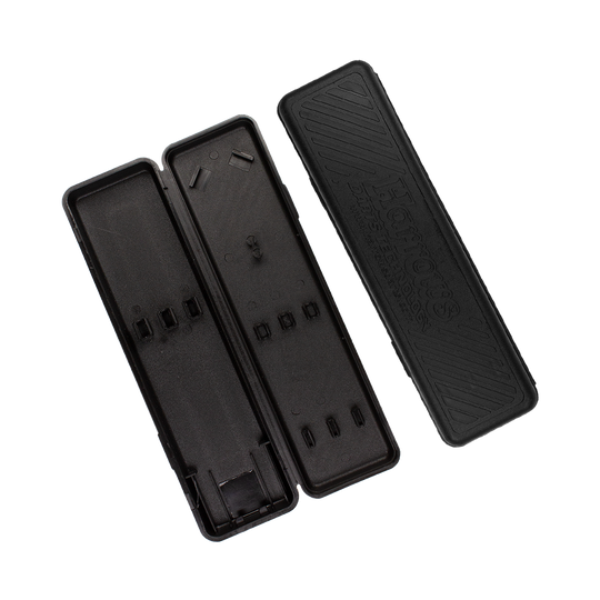 Harrows_Plastikbox3DMw3H44XBJpp Das Bild zeigt ein geöffnetes, schwarzes Etui für Softdarts der Marke Harrows. Auf dem abgenommenen Deckel steht „Harrows Darts Technology“.