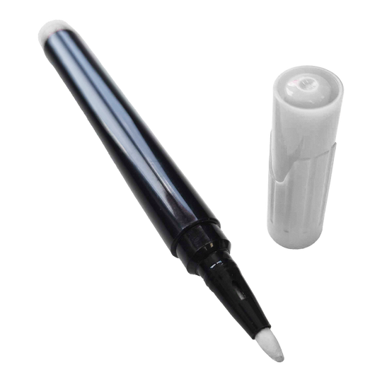 Auf dem Bild ist ein schwarzer Whiteboardmarker mit abgenommener weißer Kappe zu sehen. Der Marker liegt schräg, während die Kappe daneben steht.