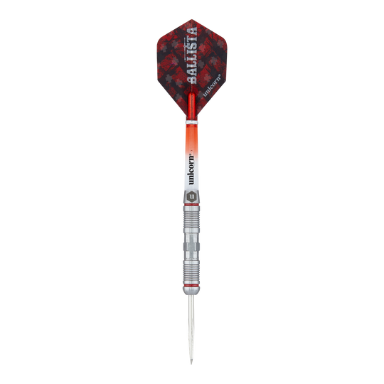 Unicorn Ballista Style 2 steel darts Das Bild zeigt einen Steeldart namens "Unicorn Ballista Style 2". Der Dart hat einen rot-schwarzen Flight und einen silbernen Schaft mit auffälligen Rillen.
