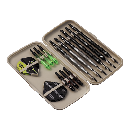 Die Abbildung zeigt ein geöffnetes Etui mit mehreren Darts, Ersatzflights und Shafts. Die Darts und Zubehörteile sind ordentlich in dem hellgrauen Slimcase sortiert.