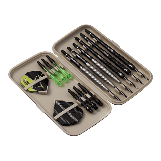 Harrows Slimcase Dart Case Die Abbildung zeigt ein geöffnetes Etui mit mehreren Darts, Ersatzflights und Shafts. Die Darts und Zubehörteile sind ordentlich in dem hellgrauen Slimcase sortiert.