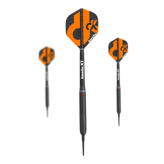 Karella Daniel Klose soft darts Das Bild zeigt drei Softdarts der Marke Karella Daniel Klose. Die Darts sind schwarz mit orangefarbenen Flights und haben das Karella-Logo darauf.