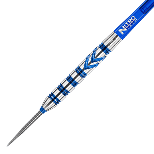 RD1890_Red_Dragon_Gerwyn_Price_Blue_90_Steeldarts_2hR7Mu2LP4zXwV Das Bild zeigt einen Red Dragon Gerwyn Price Blue 90% Steeldart. Der Dart hat ein silbernes Design mit auffälligen blauen Akzenten und einem blauen Schaft.