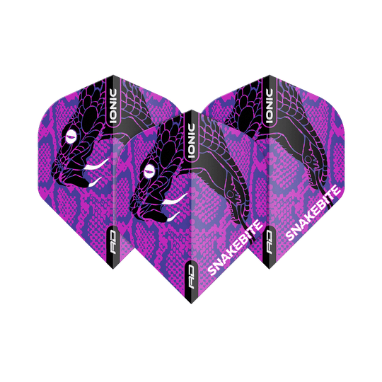 TF6570_Red_Dragon_Hardcore_Ionic_Snakebite_Purple_Head_Standard_Flights_1M5Gepr9rFyyhg Das Bild zeigt drei Dart-Flights mit einem auffälligen lila-schwarzen Schlangenkopf-Design. Auf den Flights stehen die Wörter "IONIC" und "SNAKEBITE".