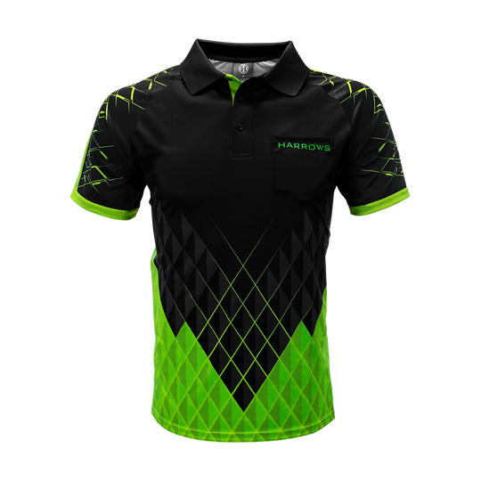 HRS-26333_Harrows_Paragon_Dartshirt_Gr-n_1 Das Bild zeigt das Harrows Paragon Dartshirt in Grün. Das Shirt hat ein auffälliges schwarz-grünes Diamantmuster und einen Kragen mit Knopfleiste.
