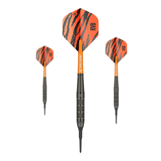 Das Bild zeigt drei Softdarts mit orange-schwarzen Flights im Tigerstreifen-Design. Auf den Flights steht "RVB" und die Darts tragen den Namen Target Raymond Van Barneveld Brass Softdarts - 18g.