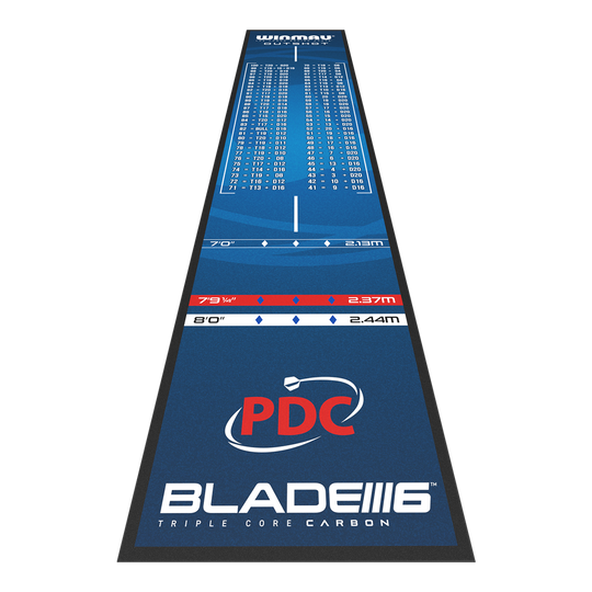 Winmau Outshot Dart Mat Die Abbildung zeigt die Winmau Outshot Dartmatte 2024 in blauem Design. Auf der Matte sind verschiedene Abwurflinien, Checkout-Tabelle und das PDC-Logo abgebildet.