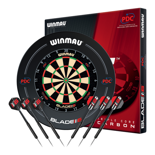 Das Bild zeigt das Winmau Blade 6 Triple Core Set mit PDC Surround und zwei Sets Darts. Dieses Dart-Set eignet sich ideal für Einsteiger und Fortgeschrittene.