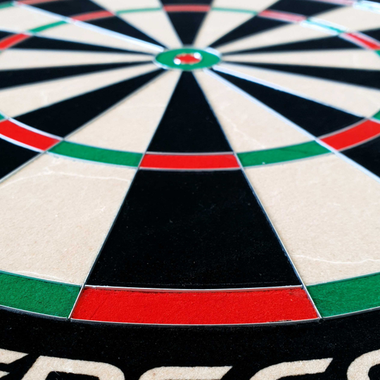 GOAT Everscore Steel Dartboard Das Bild zeigt ein GOAT Everscore Steeldartboard aus nächster Nähe. Die farbigen Felder und der Mittelpunkt sind deutlich erkennbar.