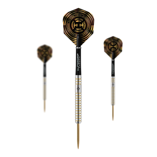 Harrows Anniversary Edition The Original Steeldarts Auf dem Bild sind drei Steeldarts mit silbernem Schaft und gold-schwarzen Flights zu sehen. In der Mitte steht ein Dart, auf dessen Flight das Logo zum Jubiläum der Marke Harrows abgebildet ist.