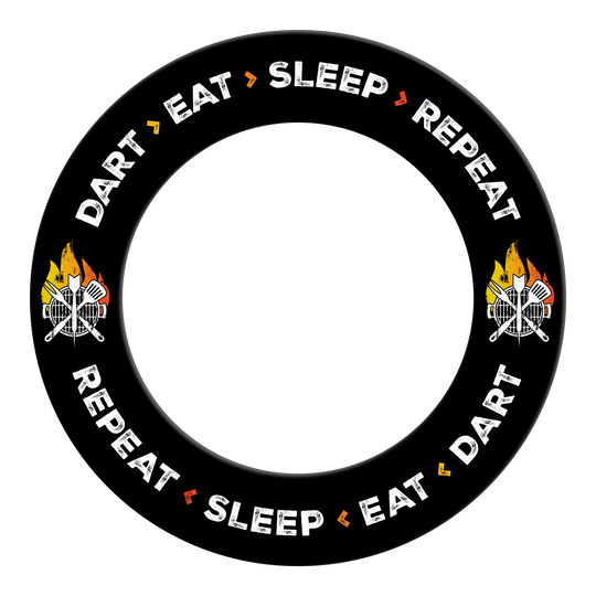 Abgebildet ist ein Produkt mit dem Namen MSF-I1_McDart_Dartboard_Surround_Dart_Eat_Sleep_Repeat_Schwarz_2. Das Bild zeigt Details und Gestaltung dieses Artikels.