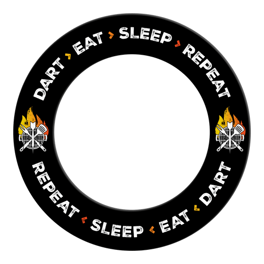McDart Dartboard Surround - Dart Eat Sleep Repeat Abgebildet ist ein Produkt mit dem Namen MSF-I1_McDart_Dartboard_Surround_Dart_Eat_Sleep_Repeat_Schwarz_2. Das Bild zeigt Details und Gestaltung dieses Artikels.