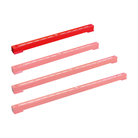 Das Bild zeigt vier rote Metallstreifen, die als Bulls Oky Metall Oche bekannt sind. Diese werden beim Darts verwendet, um die Abwurflinie auf dem Boden zu markieren.