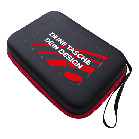 Abgebildet ist ein schwarzes Dartcase des Modells System 4. Das Etui eignet sich zur Aufbewahrung von Dartpfeilen und Zubehör.