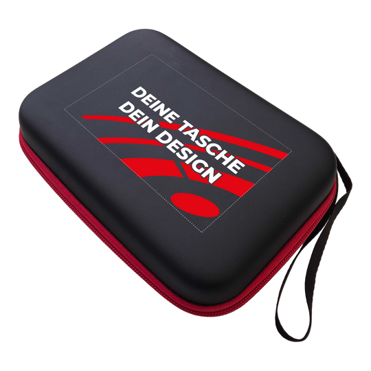 System-4 dart case with your design Abgebildet ist ein schwarzes Dartcase des Modells System 4. Das Etui eignet sich zur Aufbewahrung von Dartpfeilen und Zubehör.
