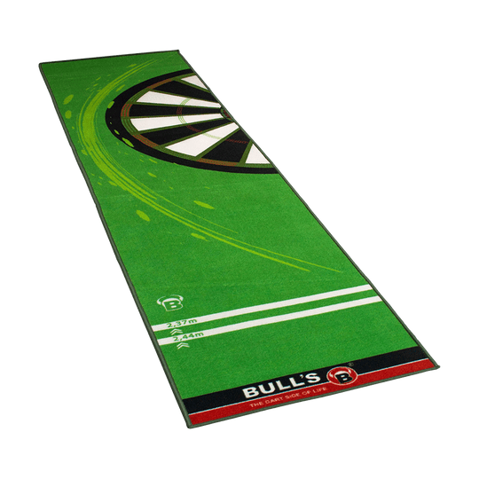 67809_Bulls_Carpet-Mat_120_Green_1 Das Bild zeigt den grünen Bulls Carpet-Mat Teppich 120 mit Dartboard-Motiv. Am unteren Rand sind Markierungen für verschiedene Wurfdistanzen und das Bulls Logo zu sehen.