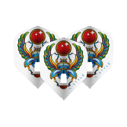 L-Style Anastasia Dobromyslova V3 White L3KAMI Flights Das Bild zeigt drei weiße Dart-Flights mit einem bunten Skarabäus-Design und der Aufschrift "L-STYLE". Die Flügel des Käfers sind weit ausgebreitet und eine leuchtend rote Kugel ist oben abgebildet.
