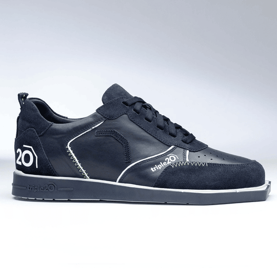 20102005-00_Triple20_Dartschuhe_Leder_Blau_Weiss_2 Triple20 Dartschuhe Leder in Blau und Weiß sind als Paar abgebildet. Die Schuhe haben eine klassische Sportschuhform.