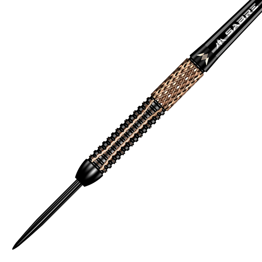 Mission Horus Steeldarts Das Bild zeigt den Mission Horus Steeldart mit einer detailreichen und strukturierten Oberfläche. Der Dart ist in Schwarz und Gold gehalten und wirkt besonders hochwertig.