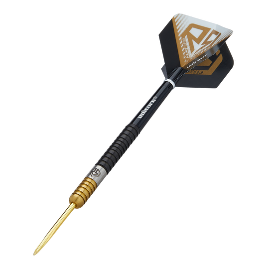 Unicorn Ross Smith Two-Tone Steel Darts Dies ist ein Steeldart namens "Unicorn Ross Smith Two-Tone Steeldarts". Er hat eine goldene Spitze, einen zweifarbigen Griff und schwarze Flights mit gold-weißen Akzenten.