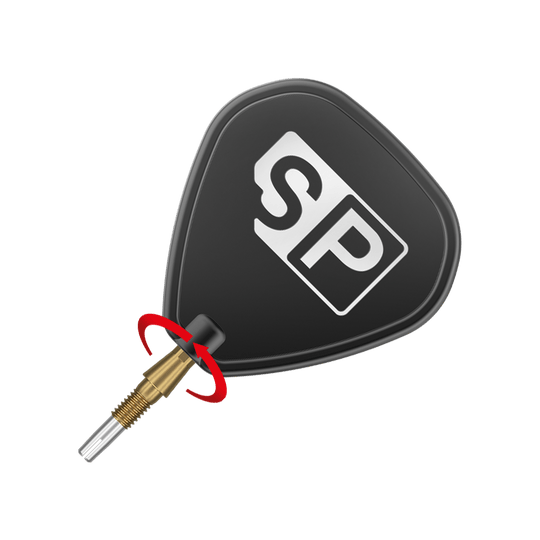 Target Swiss Storm Onyx Point Dart Tips - Gold Das Bild zeigt eine goldene Dartspitze des Produkts "Target Swiss Storm Onyx Point Dartspitzen". Ein schwarzes Dartflügel mit der Aufschrift "SP" ist ebenfalls zu sehen.