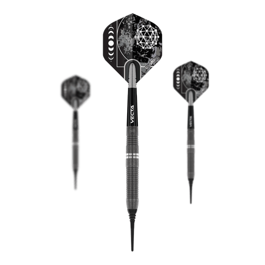 Winmau Callisto 03 soft darts - 20g Das Bild zeigt drei Softdarts des Modells "Winmau Callisto 03" mit einem Gewicht von 20g. Die Darts haben schwarze Flights mit geometrischem Muster und schwarzen Schäften.