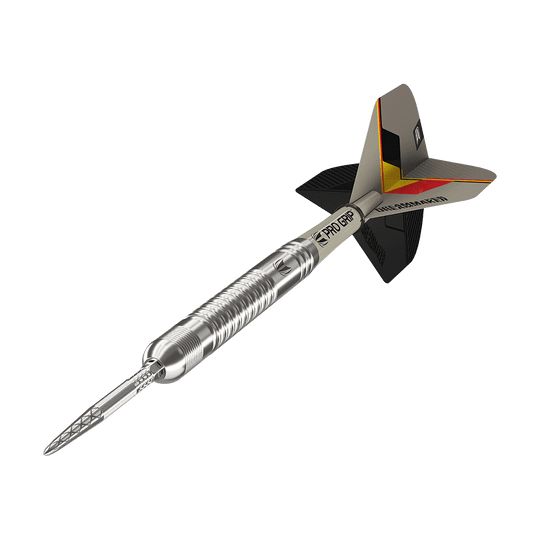 190224-_Target_Dimitri_Van_Den_Bergh_GEN2_Swiss_Point_Steeldarts_4 Auf dem Bild ist ein silberner Steeldartpfeil mit strukturiertem Griff zu sehen. Das Flight am Ende des Pfeils ist schwarz, grau und gelb mit der Aufschrift "PRO GRIP".