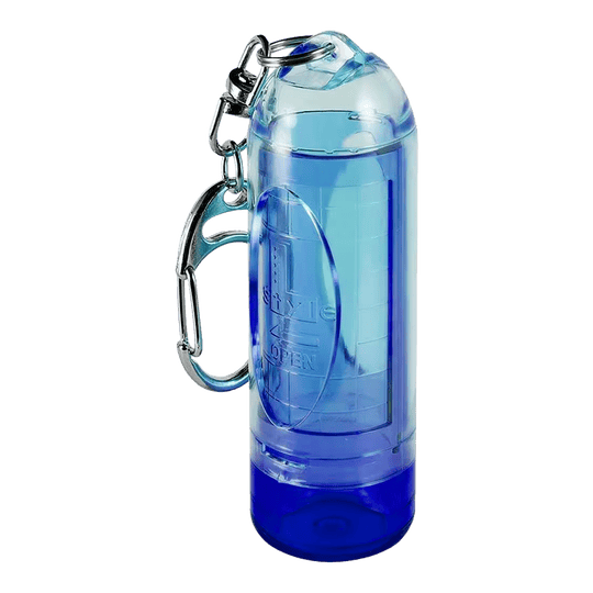 Dies ist ein blauer, transparenter Kunststoffbehälter mit einem Karabiner. Er eignet sich zum Aufbewahren kleiner Gegenstände und kann einfach an Taschen befestigt werden.