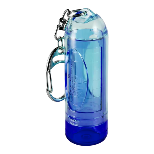 L-L-Styleipstock Tip Case Dies ist ein blauer, transparenter Kunststoffbehälter mit einem Karabiner. Er eignet sich zum Aufbewahren kleiner Gegenstände und kann einfach an Taschen befestigt werden.
