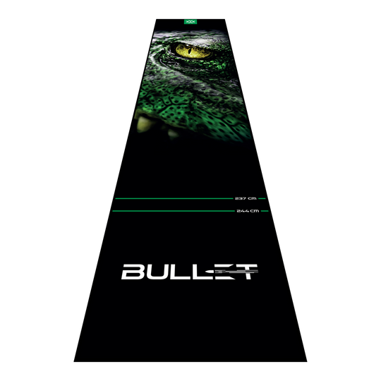 Bullet Gator Dart Mat Die Bullet Gator Dartmatte ist auf dem Bild zu sehen. Sie schützt den Boden und markiert die Abwurflinie beim Dartspiel.