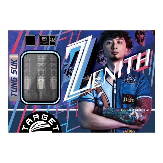 Das Bild zeigt die Verpackung der "Target Japan Prime Series Harold Ching GEN1 Zenith MAX Softdarts - 21g". Links sind die drei Darts sichtbar, während rechts eine Person mit verschränkten Armen abgebildet ist.