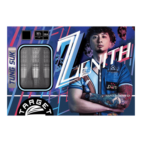 Target Japan Prime Series Harold Ching GEN1 Zenith MAX Soft Darts - 21g Das Bild zeigt die Verpackung der "Target Japan Prime Series Harold Ching GEN1 Zenith MAX Softdarts - 21g". Links sind die drei Darts sichtbar, während rechts eine Person mit verschränkten Armen abgebildet ist.
