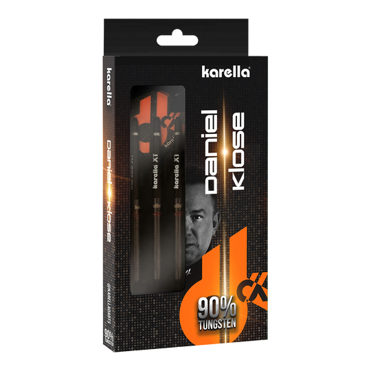 Karella Daniel Klose soft darts Auf dem Bild ist die Verpackung der „Karella Daniel Klose Softdarts“ zu sehen. Die Darts bestehen zu 90 % aus Tungsten und werden in einer schwarzen, auffällig gestalteten Box präsentiert.