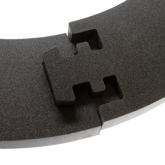 DBS2020_McDart_Catchring_Premium_Made_in_Germany_Edition_2020_4981nUpuzPYGaS Das Bild zeigt einen Teil des McDart Catchring Premium - Made in Germany Edition. Zu sehen ist eine schwarze Schaumstofffläche mit einem Puzzleteil-Verbinder.