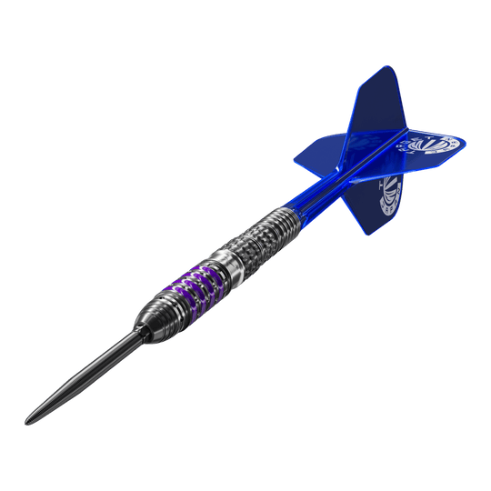 Das Bild zeigt einen Target Japan Prime Series Sirius GEN4 Swiss Point Steeldart. Der Dart hat ein metallisches Barrel mit lila Akzenten und blaue Flights.