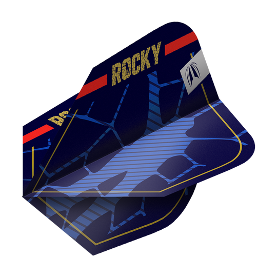 Das Bild zeigt ein Set von blauen Dart-Flights mit dem Aufdruck "ROCKY" in goldener Schrift. Die Flights haben ein modernes Design mit blauen Linien und einem roten Streifen am oberen Rand.