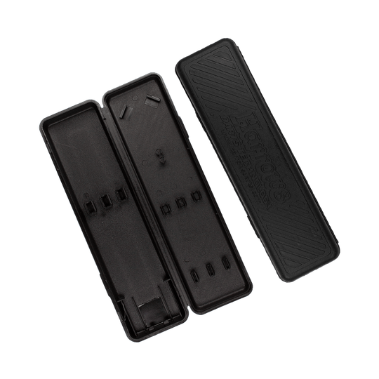 Harrows_Plastikbox9Kt8v1BVDeNHg Das Bild zeigt ein offenes schwarzes Kunststoffetui für Darts. Auf dem Deckel ist das Logo „Harrows Darts Technology“ zu sehen.