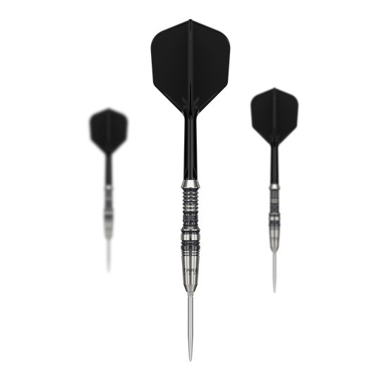 Target Japan Black Marque Heracles Steeldarts Das Bild zeigt drei Steeldarts des Produkts "Target Japan Black Marque Heracles". Die Darts haben schwarze Flights und silberne Spitzen mit einem gerillten Griff.