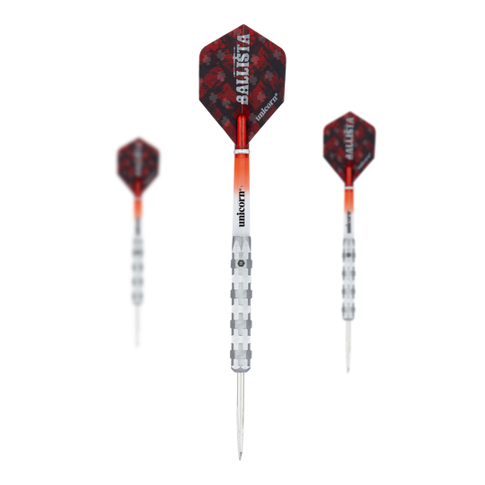 Das Bild zeigt drei Steeldarts des Modells "Unicorn Ballista Style 1". Die Darts haben silberne Spitzen und Schäfte mit rot-schwarzen Flights, auf denen "Ballista" steht.