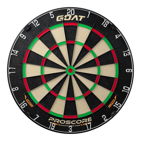 GOAT Proscore PWR steel dartboard Das Bild zeigt eine Steeldart-Scheibe mit der Aufschrift "GOAT Proscore PWR". Die Scheibe hat klassische Farbringe in Schwarz, Creme, Rot und Grün.