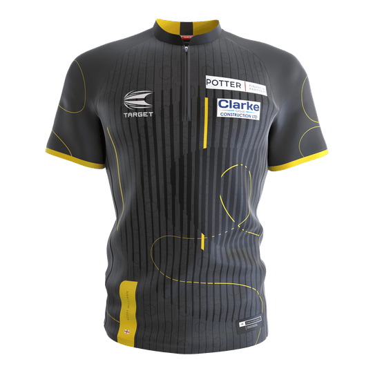 Target Coolplay Collarless Scott Williams dart shirt Das Bild zeigt ein kurzärmliges Dartshirt ohne Kragen in dunklem Grau mit gelben Akzenten. Auf dem Shirt befinden sich Sponsorenlogos sowie dezente Musterlinien.