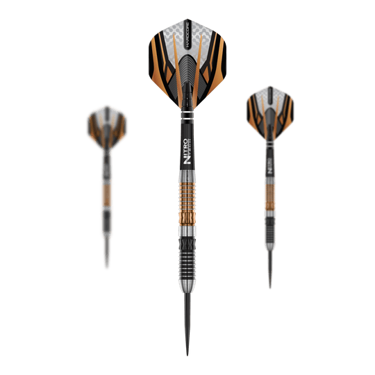 Red Dragon Panterra steel darts Das Bild zeigt drei Red Dragon Panterra Steeldarts mit auffälligem Design in Schwarz, Silber und Gold. Die Darts haben eine spitze Metallspitze und strukturierte Griffringe am Schaft.