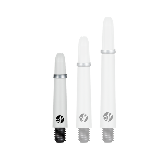 Shot Koi Carbon Shafts - White Das Bild zeigt drei weiße Dartschäfte in unterschiedlichen Längen, die nebeneinander aufgestellt sind. Jeder Schaft hat einen silbernen Ring und ein schwarzes Schraubgewinde am unteren Ende.