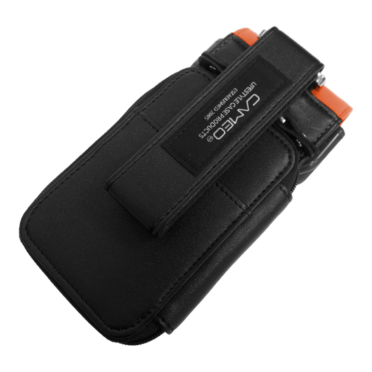 Dies ist ein schwarzes Dart-Etui mit orangefarbenen Akzenten. Auf der Vorderseite befindet sich ein Aufnäher mit dem Markennamen "CAMEO".
