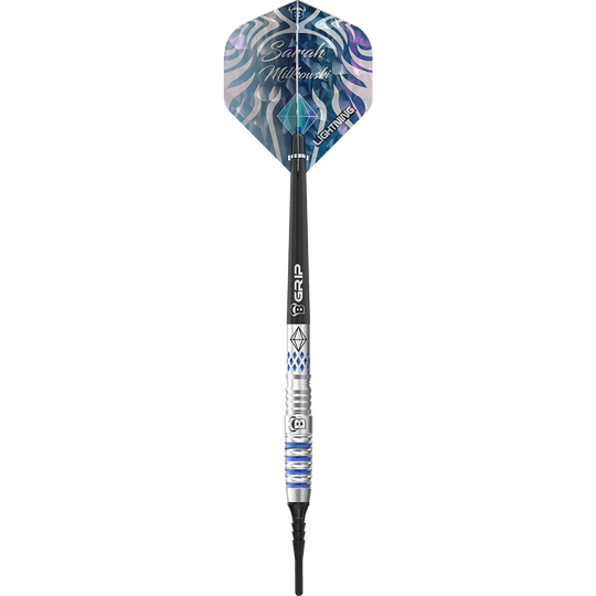 19740_Bulls_Sarah_Milkowski_Softdarts_1t3k7OvSzRlhon Das Bild zeigt einen Softdart namens "Bulls Sarah Milkowski Softdarts - 20g". Der Dart hat ein modernes Design mit silbernen und blauen Akzenten sowie einer gemusterten Flights.