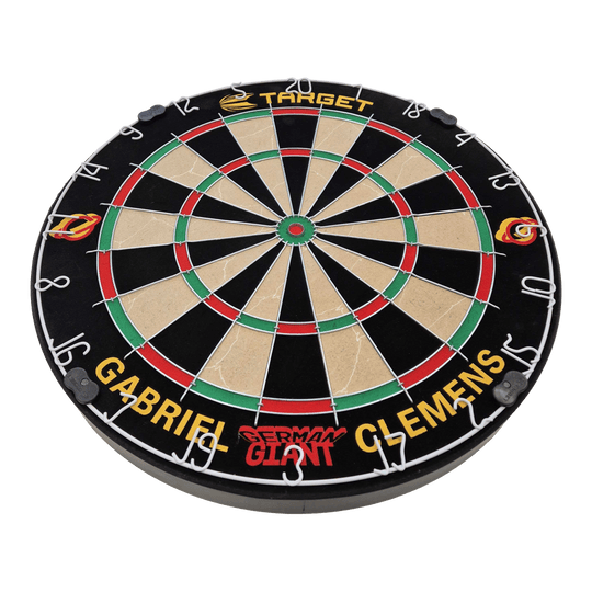 Target Gabriel Clemens steel dartboard set Dies ist eine Steeldartboard-Set mit der Aufschrift „Gabriel Clemens“ und „German Giant“. Das Board ist von der Marke Target und hat die klassischen Farben und Markierungen eines Dartboards.