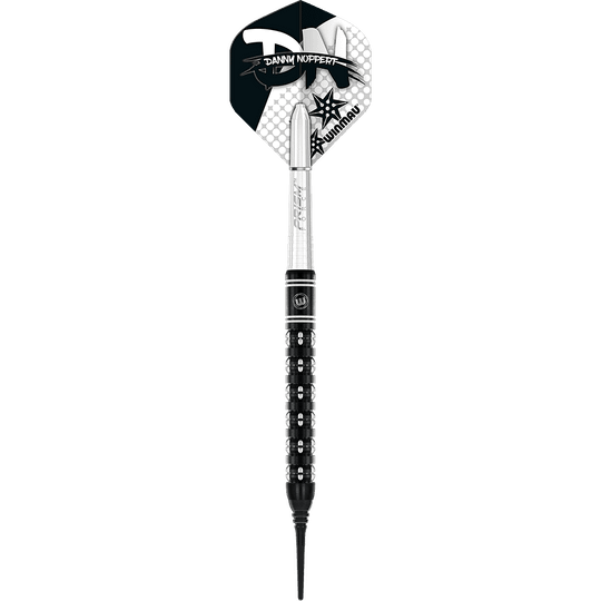 Das Bild zeigt den Winmau Danny Noppert Freeze Edition Softdart mit einem Gewicht von 20g. Der Dartpfeil hat ein auffälliges schwarzes und silbernes Design mit dem Namen "Danny Noppert" auf dem Flight.