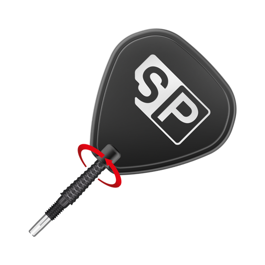 Das Bild zeigt eine schwarze Dartspitze mit dem weißen „SP“-Logo darauf. Die Spitze ist schräg platziert und durch einen roten Pfeil hervorgehoben.
