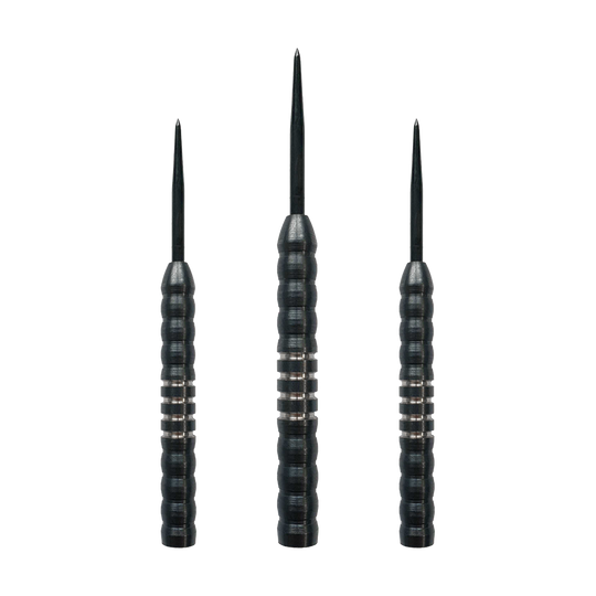 McDart Midnight V1 steel dart barrels Das Bild zeigt drei Steeldart-Barrels des Produkts „McDart Midnight V1 Steeldart Barrels“. Die Barrels sind schwarz mit silbernen Rillen und haben eine gerillte Oberfläche für besseren Halt.