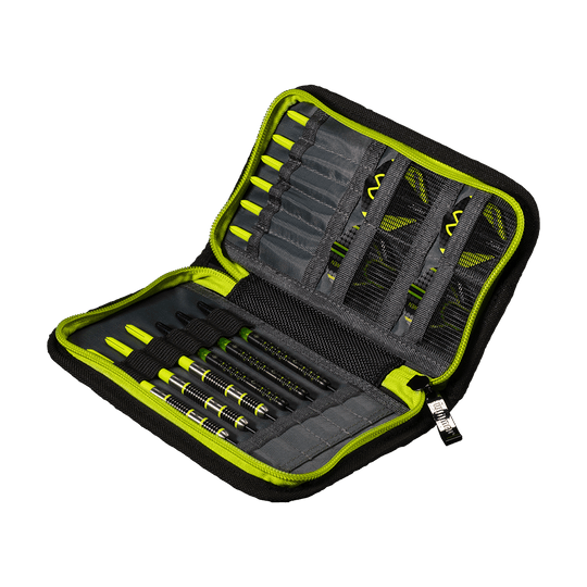Das Bild zeigt das Winmau MvG Sport Edition Wallet, ein aufklappbares Etui für Dartzubehör. Es enthält mehrere Fächer für Dartpfeile und Zubehör, alles ordentlich in Schwarz und Grün organisiert.